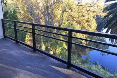 Siyah renkli alüminyum balkon korkuluk montajı