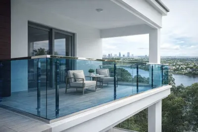 Mavi renkli camlı deniz manzaralı balkon korkuluk sistemi