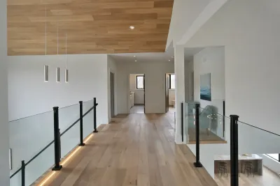 İç mekan galeri boşluğu siyah profil cam korkuluk