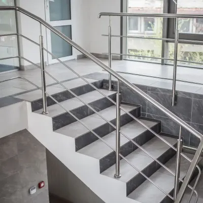 Ahşap yüzeylerle uyumlu metalik görünümlü merdiven korkuluğu