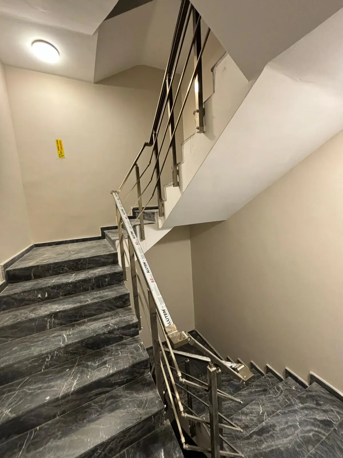 Köşeli Profil Alüminyum Merdiven Korkuluğu (Proje 1)