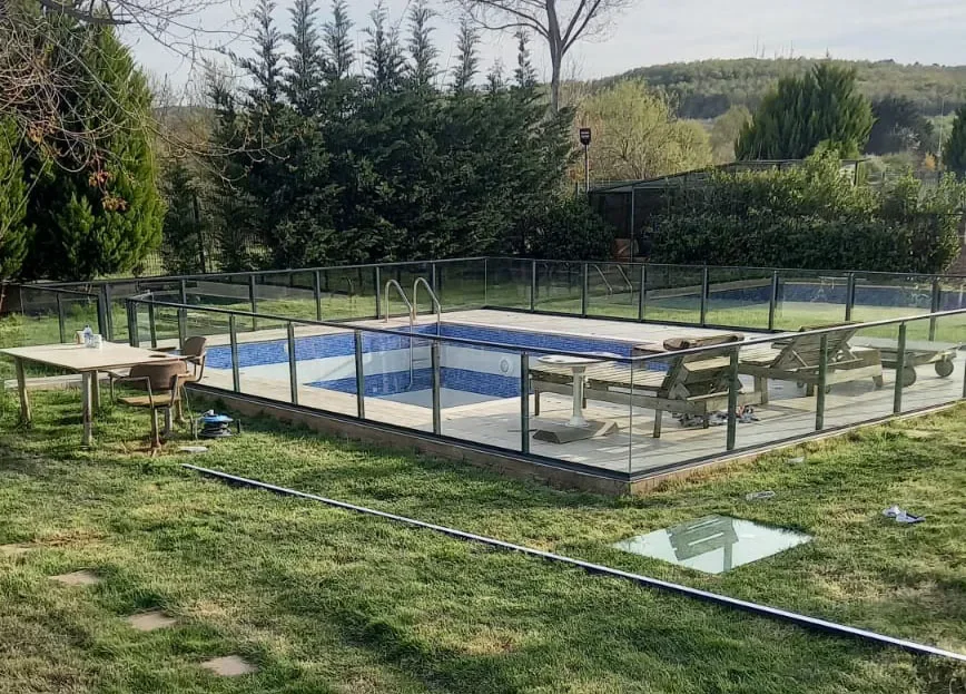 Havuz Güvenlik Cam Bariyeri