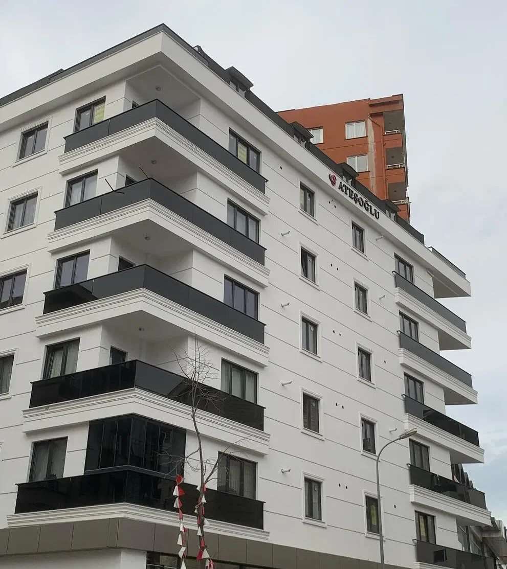 Bina Dış Cephe Siyah Cam Balkon Uygulaması