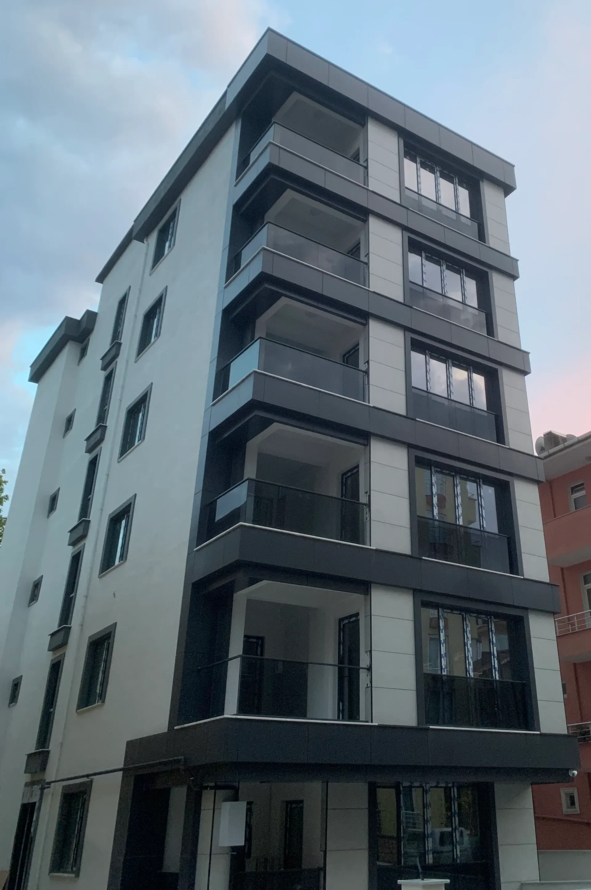 Dış Cephe Siyah Cam Balkon (Proje 4)