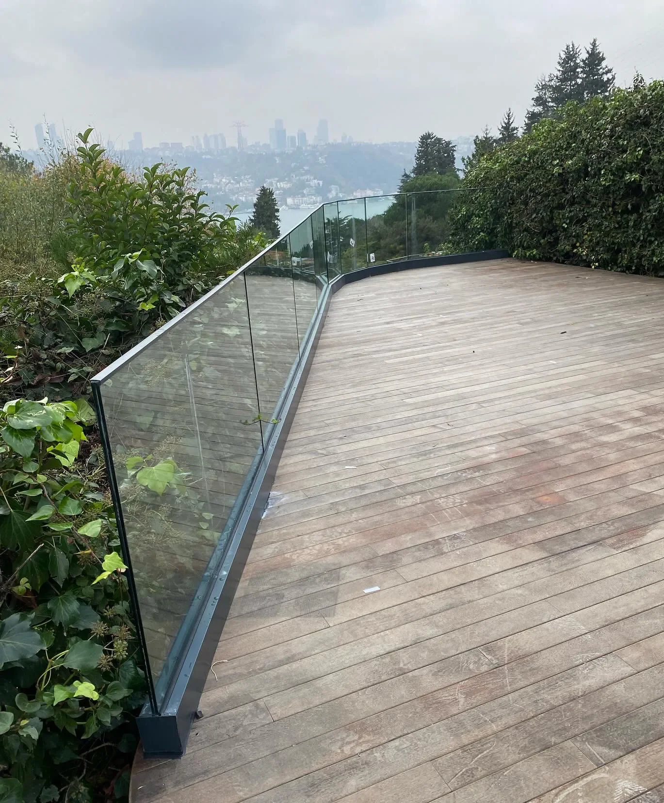 Manzaralı Teras Şeffaf Cam Korkuluk